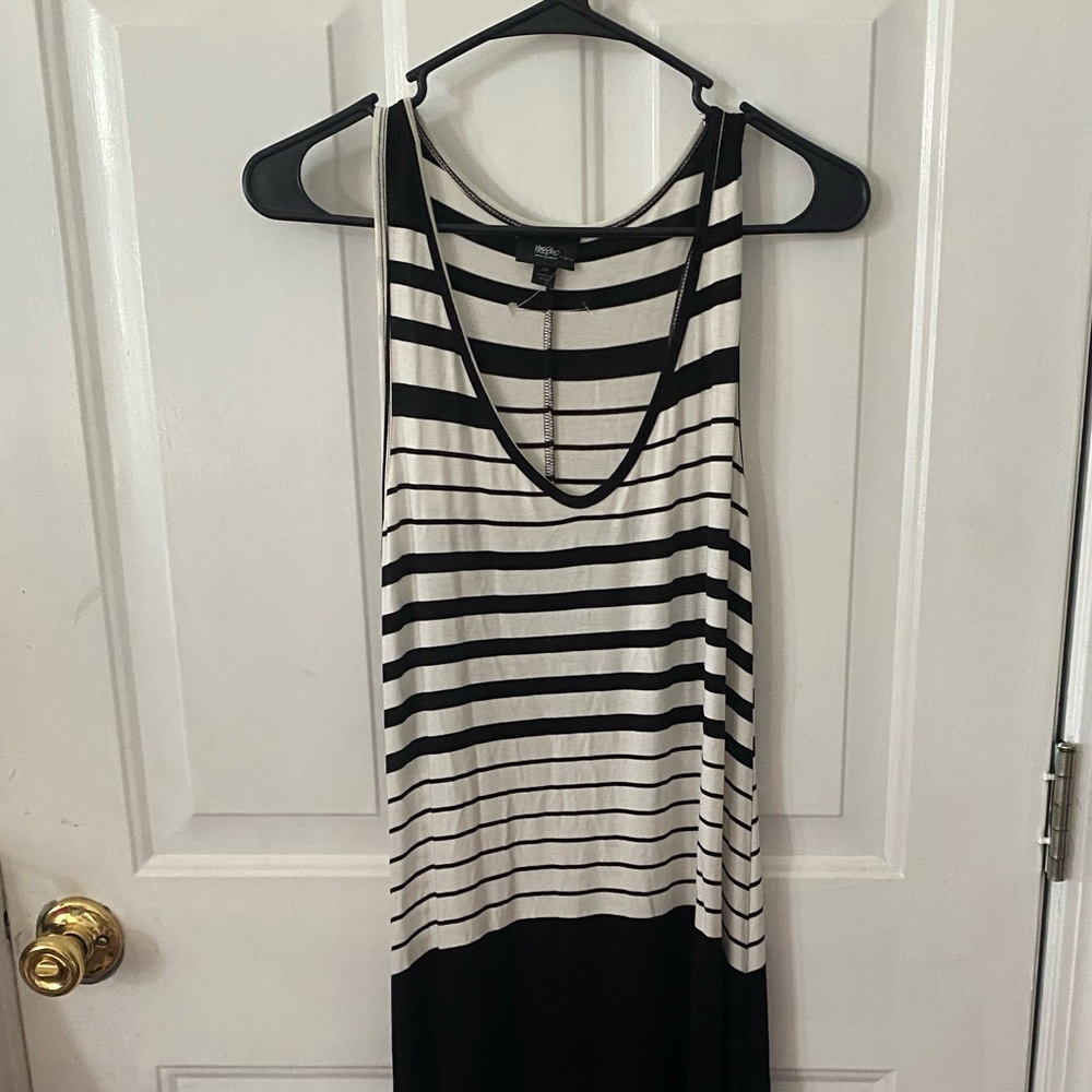 ⭐️Mossimo black and white striped maxi dress - Picture 7 of 8